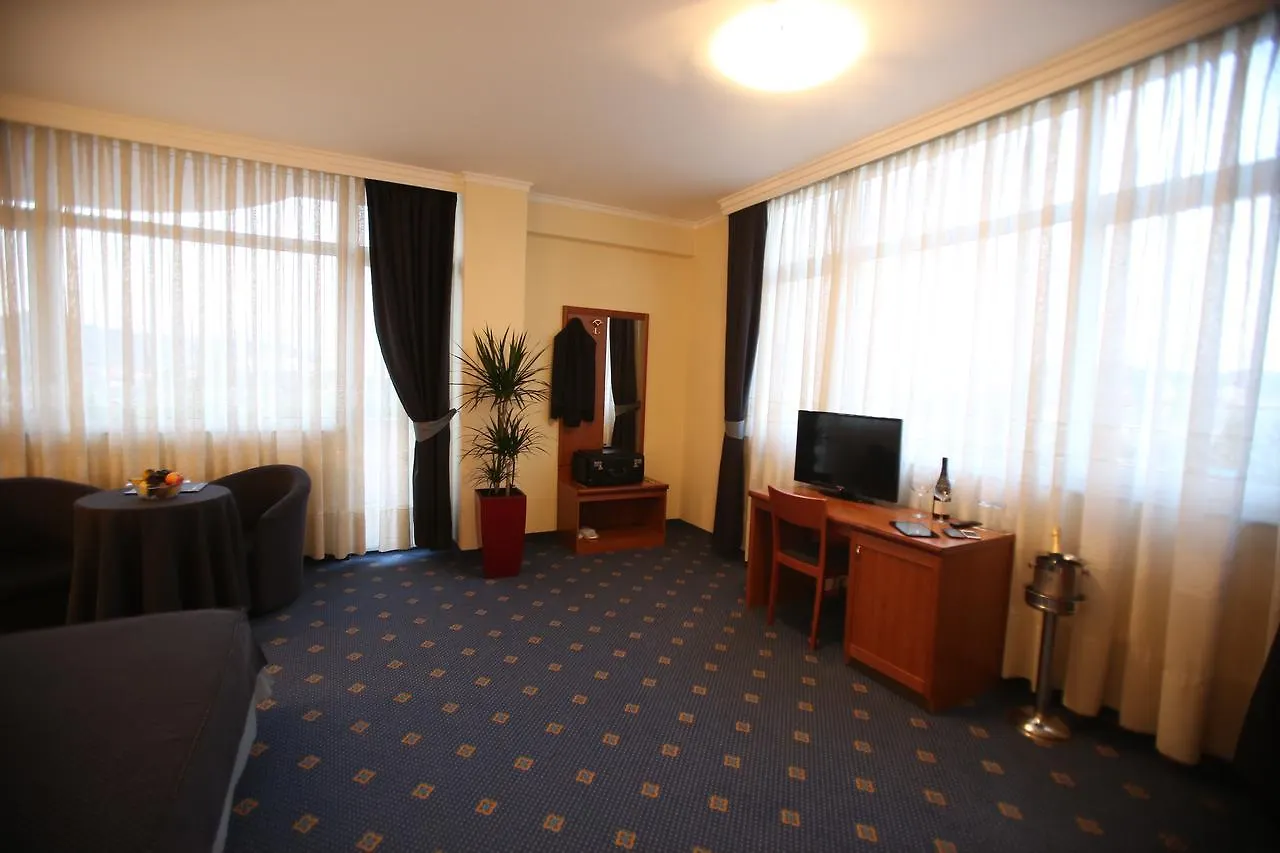 Hotel Continental Vorë 4*,