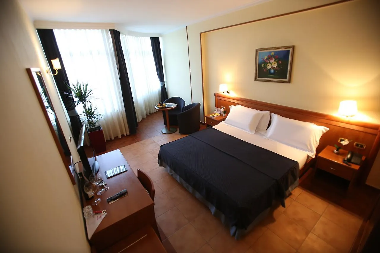 Hotel Continental Vorë 4*,  Albanië