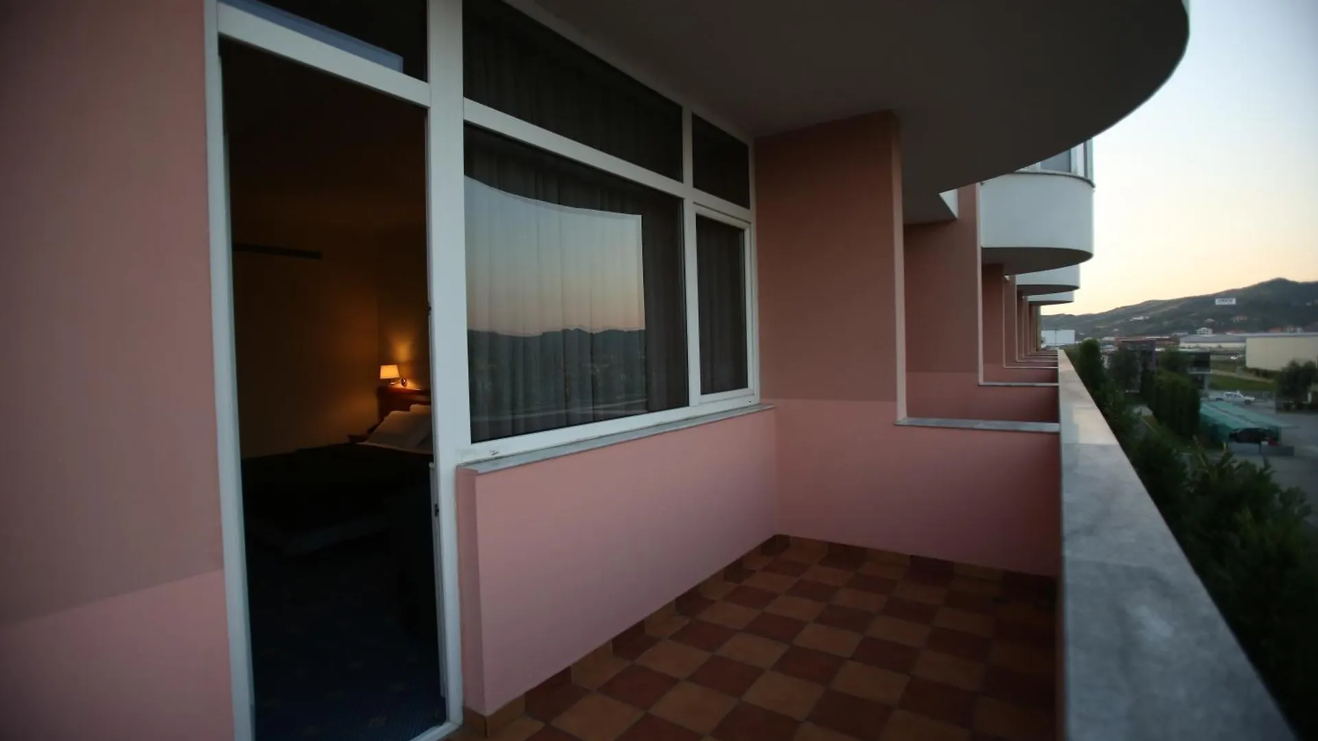 Hotel Continental Vorë